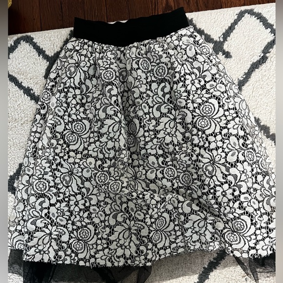 Medium Skirt with lace detail and tulle lining - Picture 4 of 5